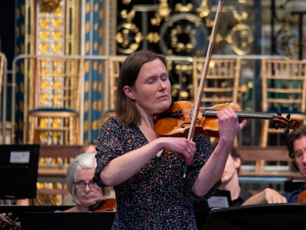 Zoë Beyers leading Britten Sinfonia at Westminster Abbey