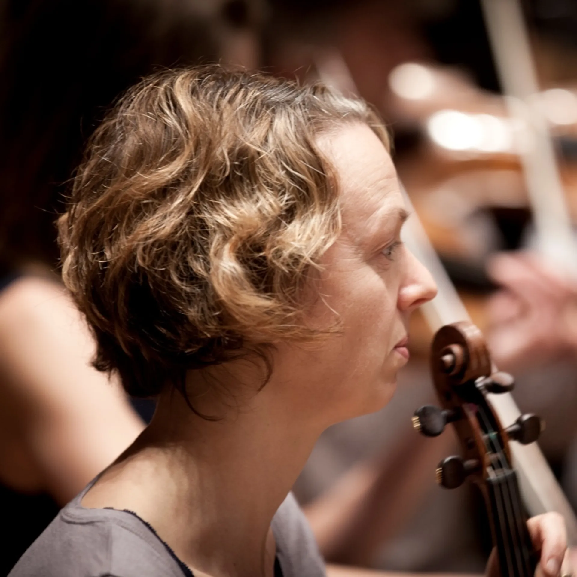 A woman playing the violin